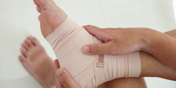 Хирургическое лечение гнойной флегмоны стопы при диабете